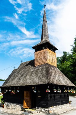 BIHOR, ROMANIA - 10 Haziran 2023 Izbuc Manastırı. Izbuc Manastırı 'ndaki ahşap kilise.