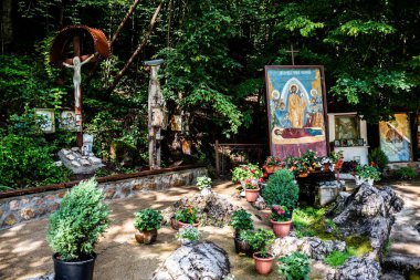 BIHOR, ROMANIA - 10 Haziran 2023 Izbuc Manastırı Avlusu. İyileştiren pınarın alanı, Avrupa 'da eşsiz bir kaynak..