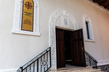 BIHOR, ROMANIA - 10 Haziran 2023 Izbuc Manastırı. Izbuc Kilisesi 'nden Büyük Şehit Aziz George' a Giriş.