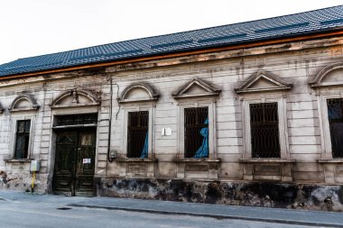 Hunedoara 'daki Libertatii Bulvarı' nda yıkılan güzel bina. Romanya.