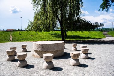Sessizlik masası. Constantin Brancusi tarafından taştan yapılmış bir başyapıt. Targu Jiu, Romanya.