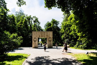 TARGU JIU, ROMANIA - 11 Haziran 2023: Öpüşme kapısı Constantin Brancusi tarafından yapılmış gözenekli taştan oyulmuş, iki kalın, paralel ayaklı sütunlardan oluşmuş bir üçlüdür.. 