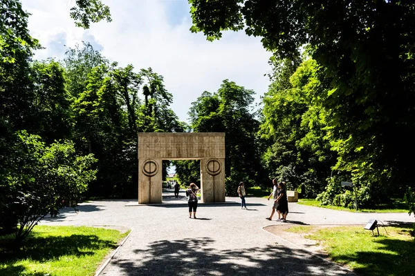 TARGU JIU, ROMANIA - 11 Haziran 2023: Öpüşme kapısı Constantin Brancusi tarafından yapılmış gözenekli taştan oyulmuş, iki kalın, paralel ayaklı sütunlardan oluşmuş bir üçlüdür.. 