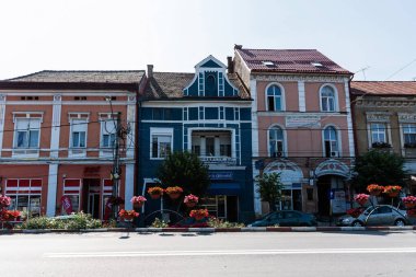 REGHIN, ROMANIA - 27 Haziran 2023 Petru Maior Caddesi 'ndeki binalar. Reghin şehir hayatı.