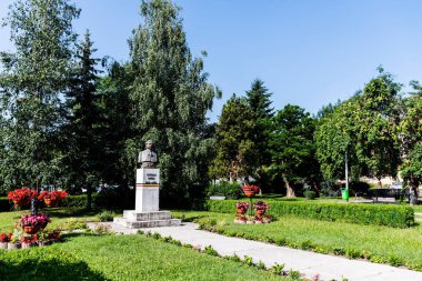 REGHIN, ROMANIA - 27 Haziran 2023: Reghin Central Park 'taki Barbu Patriciu heykeli.