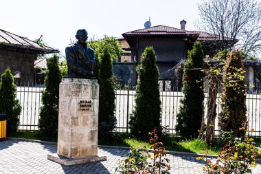 PLOIESTI, ROMANIA - 30 Nisan 2023: Nicolae Simache Saat Müzesi. Nicolae Simache heykeli.