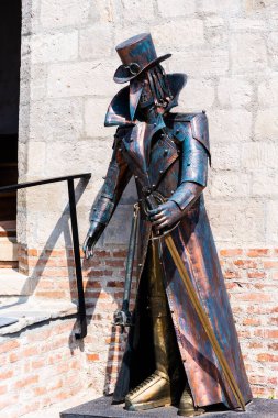 TARGOVSTE, ROMANIA - 29 Temmuz 2022: Çin Kulesi girişindeki metal heykel.