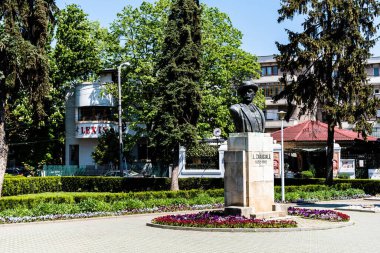 PLOIESTI, ROMANIA - 30 Nisan 2023: Castanilor Bulvarı 'ndaki Ion Luca Caragiale heykeli. Romen oyun yazarı, kısa öykü yazarı, şair, tiyatro müdürü, siyaset yorumcusu ve gazeteci.