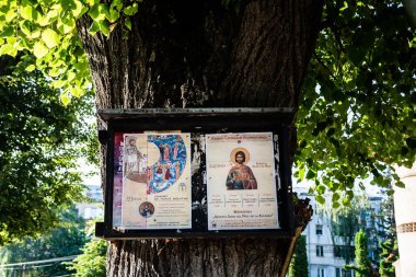 SUCEAVA, ROMANIA - 26 Haziran 2023: Posterli pano. Kilise programı ile duyurular ve Bizans müziğiyle bir konser..