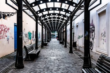 BISTRITA, ROMANIA - 26 Haziran 2023: Bistrita şehir merkezindeki geçitlerden biri.