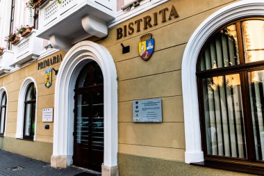 BISTRITA, ROMANIA - 26 Haziran 2023: Bistrita Belediye Binası.