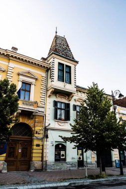 BISTRITA, ROMANIA - 26 Haziran 2023: Hesaplar ve diğer eski binalar.