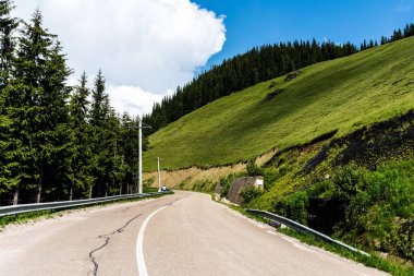 Transrarau dağ yolu, doğal park Lady 's Stones bölgesinde (Pietrele Doamnei). Suceava, Romanya.