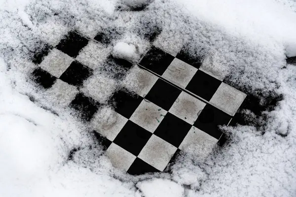 雪で覆われた屋外チェスボード ロイヤリティフリーのストック写真