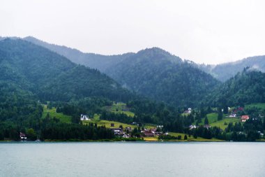 Colibita Gölü manzarası, dağdaki deniz. Calimani dağları, Bistrita Nasaud ilçesi, Romanya.