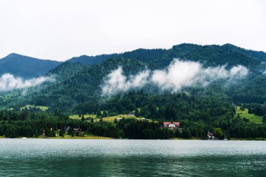 Colibita Gölü manzarası, dağdaki deniz. Calimani dağları, Bistrita Nasaud ilçesi, Romanya.