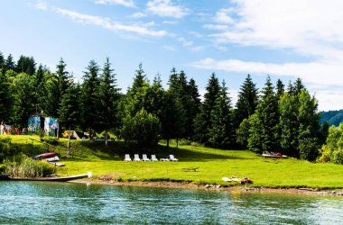 Colibita Gölü manzarası, dağdaki deniz. Calimani dağları, Bistrita Nasaud ilçesi, Romanya.