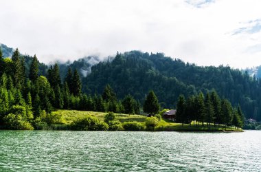 Colibita Gölü manzarası, dağdaki deniz. Calimani dağları, Bistrita Nasaud ilçesi, Romanya.