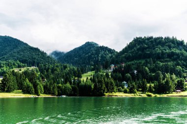 Colibita Gölü manzarası, dağdaki deniz. Calimani dağları, Bistrita Nasaud ilçesi, Romanya.