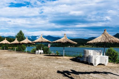 COLIBITA, ROMANIA - 26 Haziran 2023: Colibita Gölü manzarası, dağdaki deniz. Calimani dağları, Bistrita Nasaud ilçesi, Romanya.