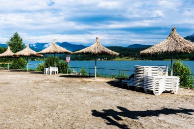 COLIBITA, ROMANIA - 26 Haziran 2023: Colibita Gölü manzarası, dağdaki deniz. Calimani dağları, Bistrita Nasaud ilçesi, Romanya.