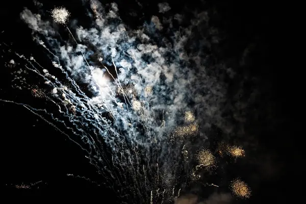 Πυροτεχνήματα Λάμπουν Μαύρο Νυχτερινό Ουρανό — Φωτογραφία Αρχείου