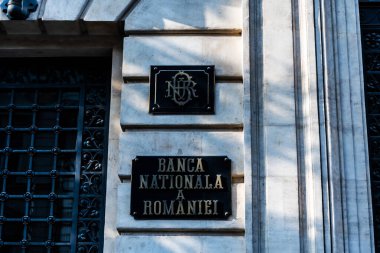BUCHAREST, ROMANIA - 13 Mayıs 2023: Romanya Ulusal Bankası. BNR genel merkezinin girişindeki plaket..
