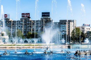 BUCHAREST, ROMANIA - 13 Mayıs 2023: Union Meydanı 'ndaki Artesian çeşmeleri.