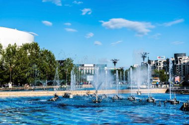 BUCHAREST, ROMANIA - 13 Mayıs 2023: Union Meydanı 'ndaki Artesian çeşmeleri.
