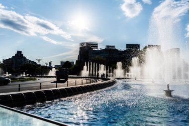 BUCHAREST, ROMANIA - 13 Mayıs 2023: Union Meydanı 'ndaki Artesian çeşmeleri.