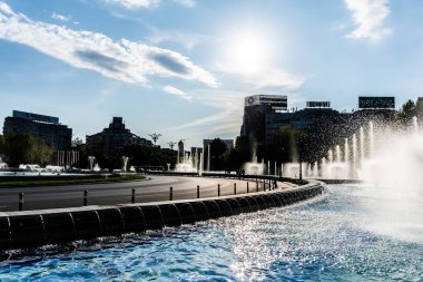 BUCHAREST, ROMANIA - 13 Mayıs 2023: Union Meydanı 'ndaki Artesian çeşmeleri.