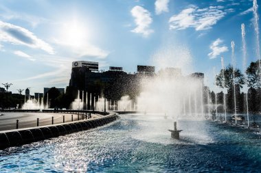 BUCHAREST, ROMANIA - 13 Mayıs 2023: Union Meydanı 'ndaki Artesian çeşmeleri.