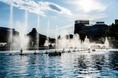 BUCHAREST, ROMANIA - 13 Mayıs 2023: Union Meydanı 'ndaki Artesian çeşmeleri.