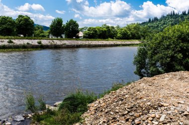 Dorna Arini bölgesindeki Bistrita nehri manzarası. Suceava ilçesi, Romanya