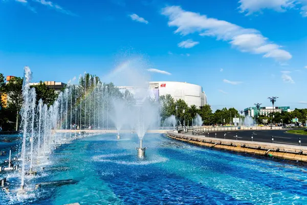 ビハレスト ロマニア 2023 ダウンタウン ユニオンスクエアの芸術的な噴水 — ストック写真