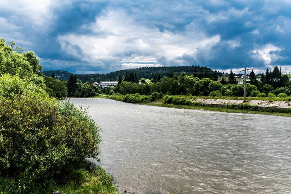 Пейзаж с рекой Бистрита, район Дорна Арини. Сучава-Каунти