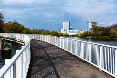 BUCHAREST, ROMANIA - 09 Nisan 2023 Bordei parkındaki yaya köprüsü.