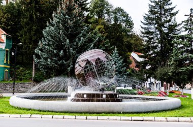 Morii caddesindeki Sigma 'dan artezyen çeşmesi. Sighisoara, Romanya.