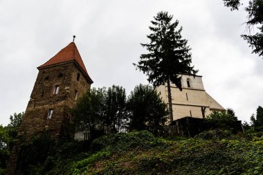 Hill 'deki kilise ve mezarlıktan görülen halatçılar kulesi. Sighisoara, Romanya.