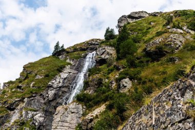 Iezerului Şelalesi olarak da bilinen Capra Şelalesi, Fgras Dağları 'nın güney yamacında, Transfagarasan' ın hemen yanında, Cabra Capra ve Balea Gölü arasında yer almaktadır. Romanya.