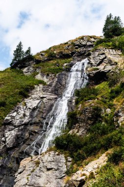 Iezerului Şelalesi olarak da bilinen Capra Şelalesi, Fgras Dağları 'nın güney yamacında, Transfagarasan' ın hemen yanında, Cabra Capra ve Balea Gölü arasında yer almaktadır. Romanya.