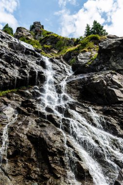 Iezerului Şelalesi olarak da bilinen Capra Şelalesi, Fgras Dağları 'nın güney yamacında, Transfagarasan' ın hemen yanında, Cabra Capra ve Balea Gölü arasında yer almaktadır. Romanya.