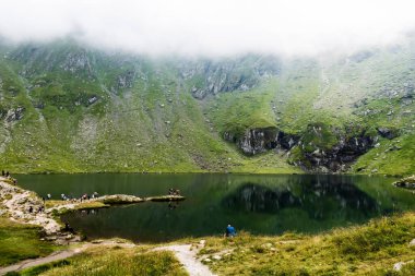 TRANSFAGARASAN, ROMANIA 19 AĞUSTOS 2023: Yaz mevsiminde Balea Gölü.