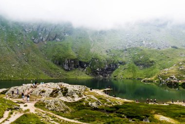TRANSFAGARASAN, ROMANIA 19 AĞUSTOS 2023: Yaz mevsiminde Balea Gölü.