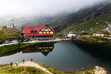 TRANSFAGARASAN, ROMANIA 19 AĞUSTOS 2023: Yaz mevsiminde Balea Gölü.