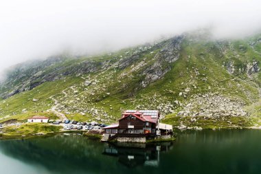 TRANSFAGARASAN, ROMANIA 19 AĞUSTOS 2023: Yaz mevsiminde Balea Gölü.