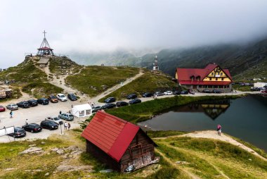 TRANSFAGARASAN, ROMANIA 19 AĞUSTOS 2023: Yaz mevsiminde Balea Gölü.