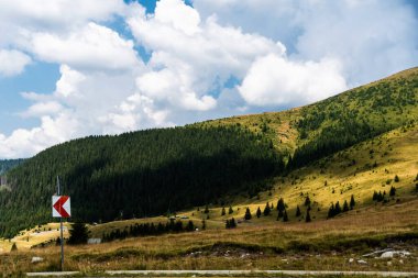 Dağlar, yeşil tepeler ve bulutlu gökyüzü, Transalpina yolu, Romanya.