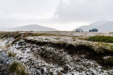 Transalpina 'da dolu yağan manzara. Romanya.