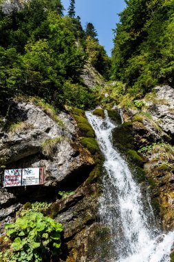 BÜSTENİ, ROMANIA - 24 Eylül 2023: Bucegi dağlarından Valea Spumoasa Şelalesi.